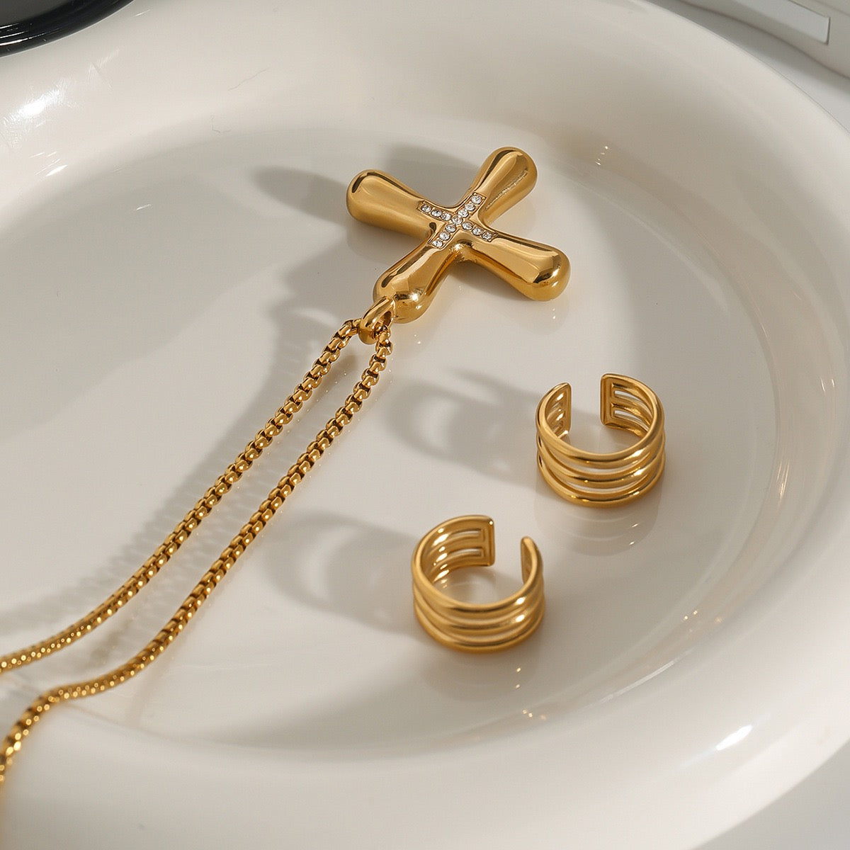 18K Gold Cross Pendant Necklace